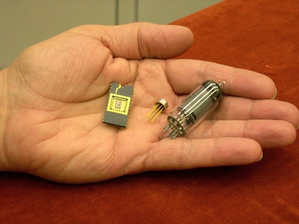 De derecha a izquierda: un tubo de vacío, un transistor y un chip.